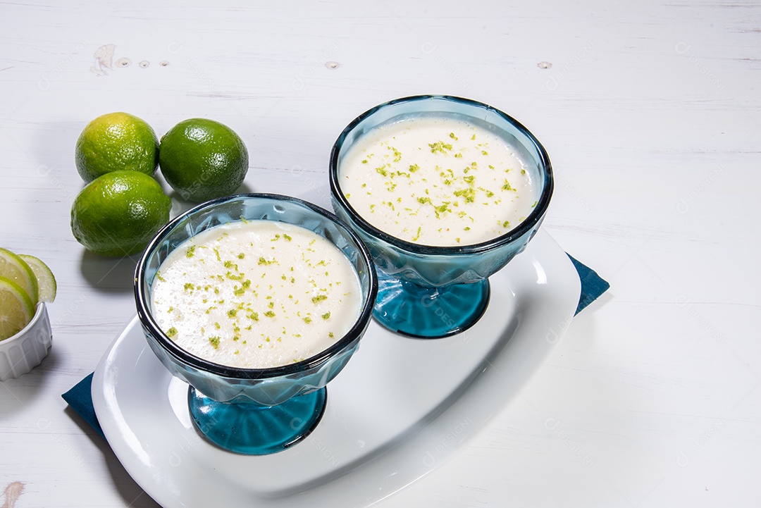 Deliciosa mousse de limão. Sobremesa refrescante e saborosa.