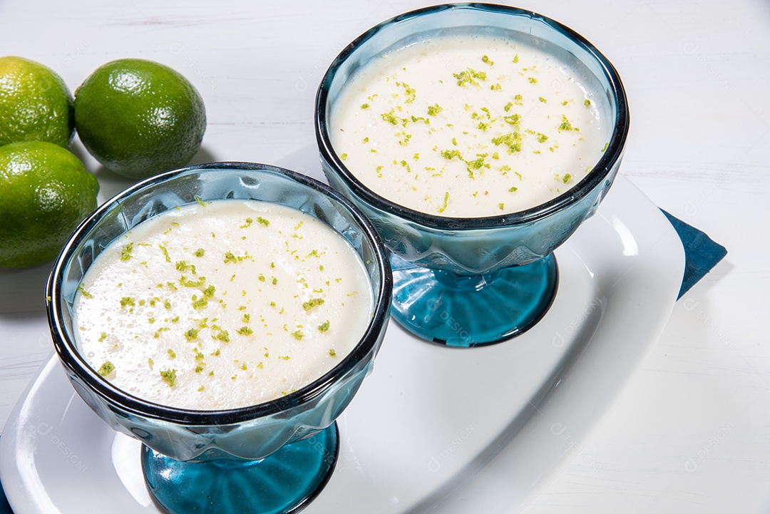 Deliciosa mousse de limão. Sobremesa refrescante e saborosa.