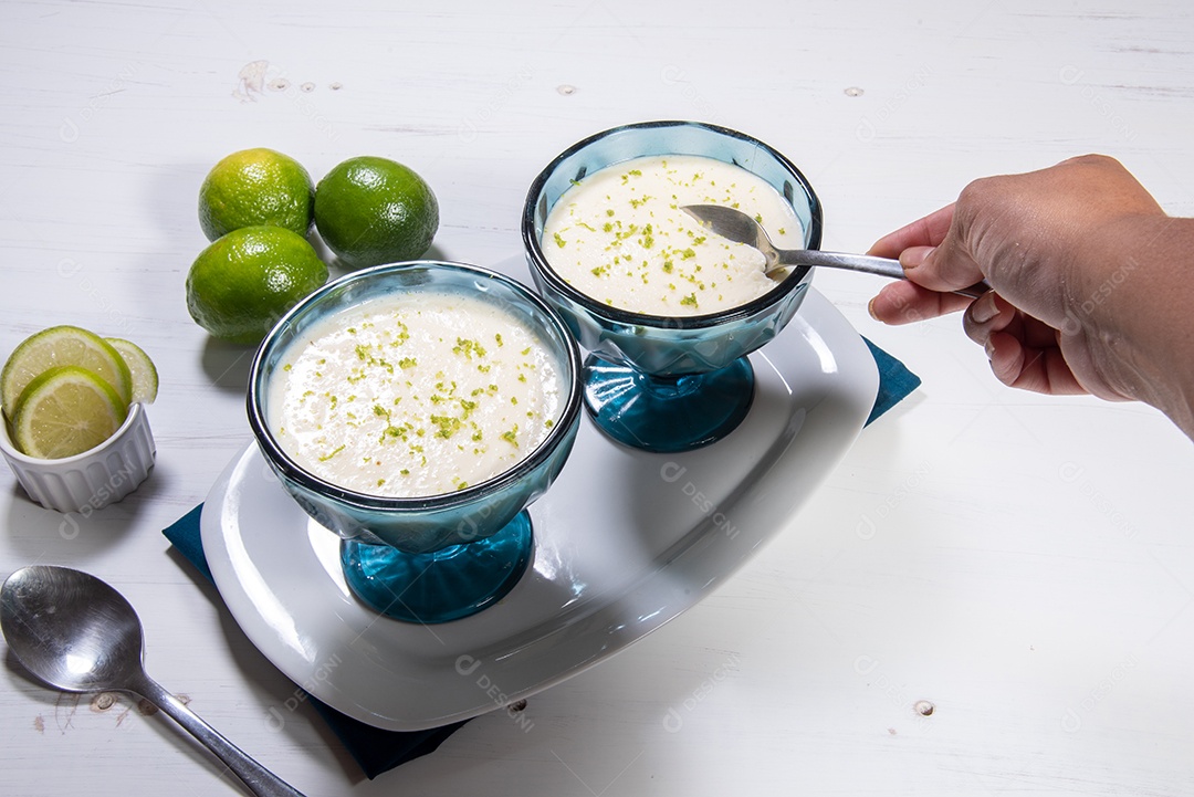 Deliciosa mousse de limão. Sobremesa refrescante e saborosa.