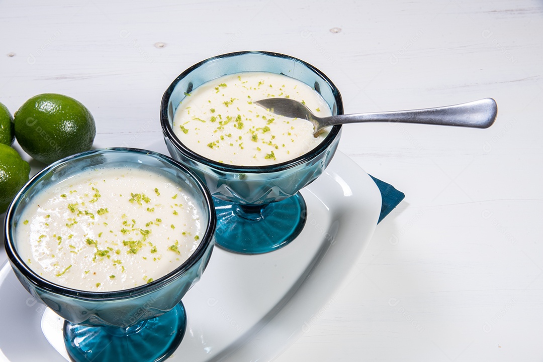 Deliciosa mousse de limão. Sobremesa refrescante e saborosa.