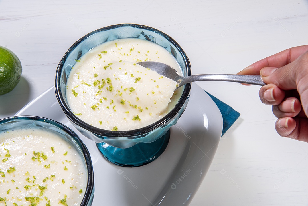 Deliciosa mousse de limão. Sobremesa refrescante e saborosa.