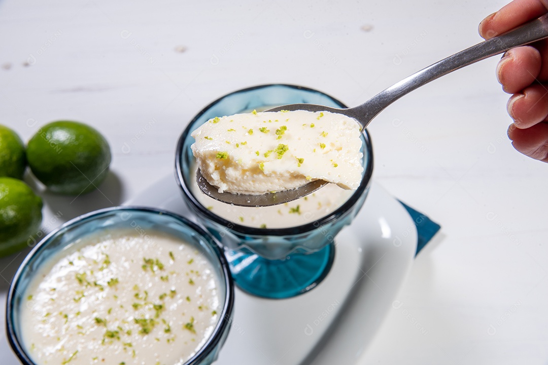 Deliciosa mousse de limão. Sobremesa refrescante e saborosa.