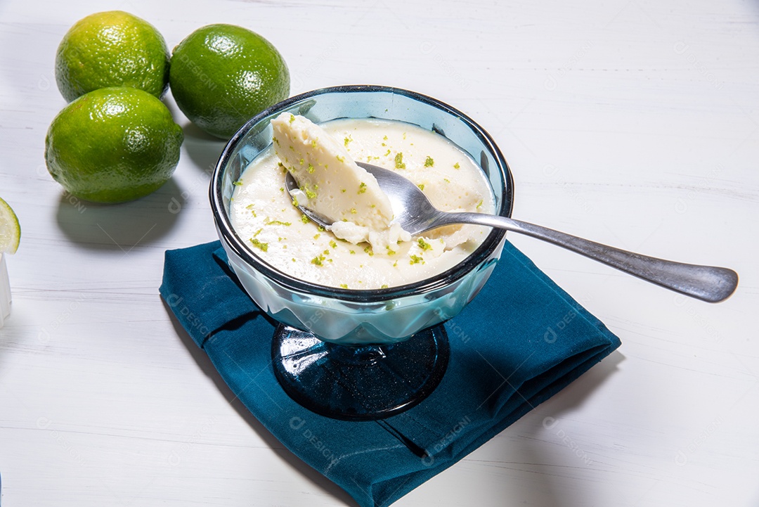 Deliciosa mousse de limão. Sobremesa refrescante e saborosa.