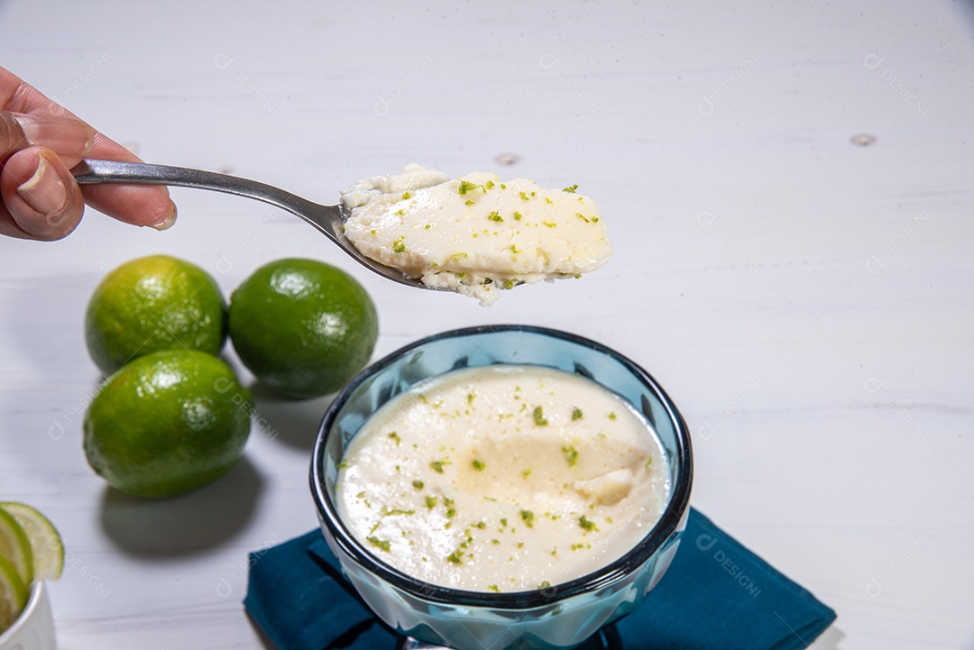 Deliciosa mousse de limão. Sobremesa refrescante e saborosa.