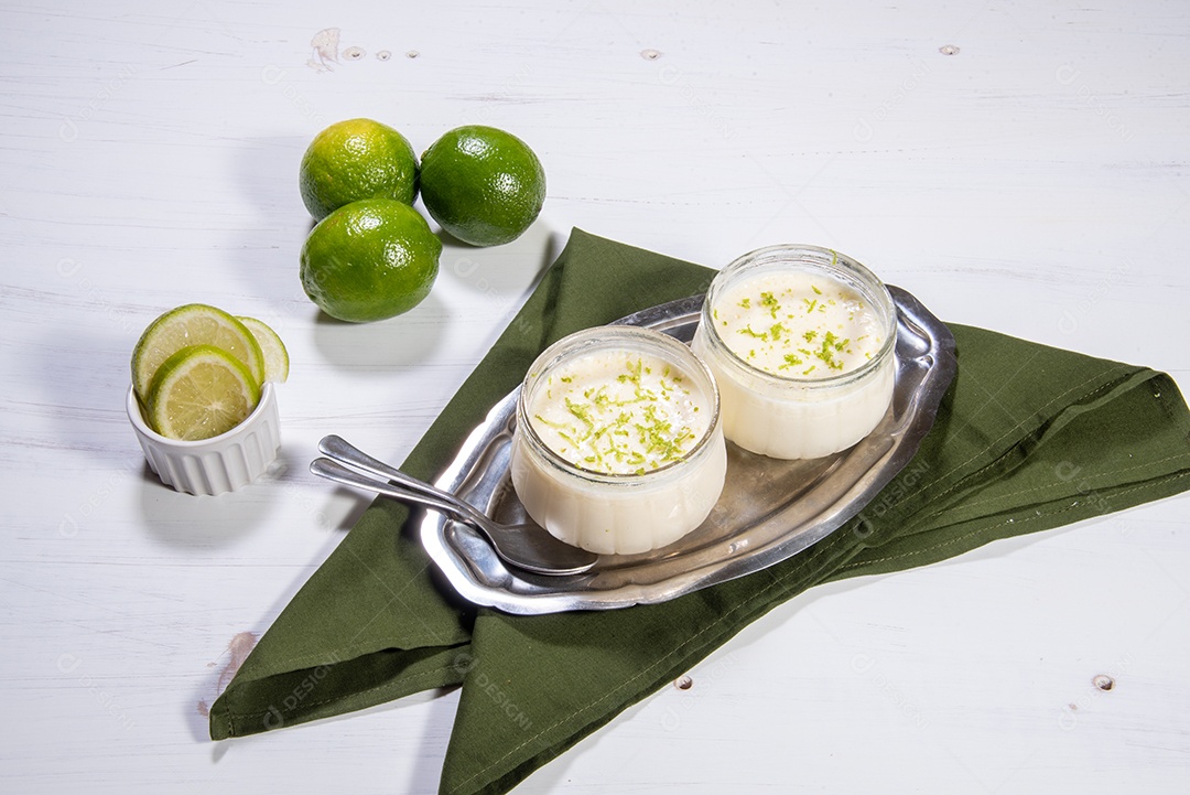 Deliciosa mousse de limão. Sobremesa refrescante e saborosa.