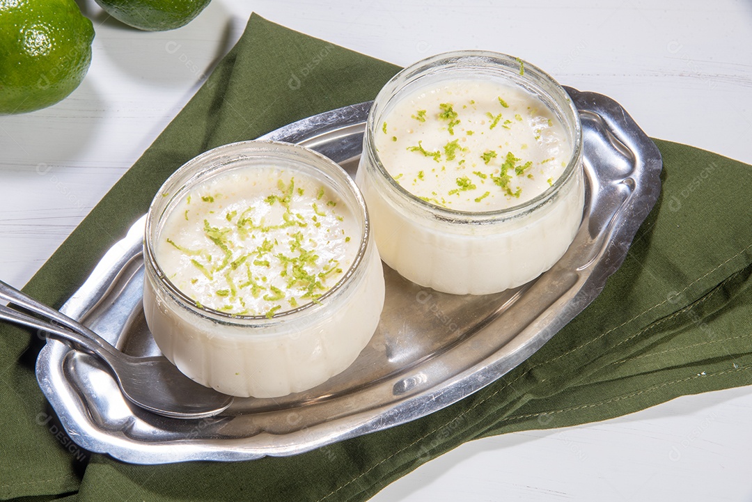 Deliciosa mousse de limão. Sobremesa refrescante e saborosa.