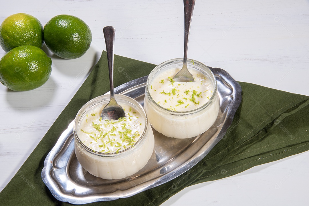 Deliciosa mousse de limão. Sobremesa refrescante e saborosa.