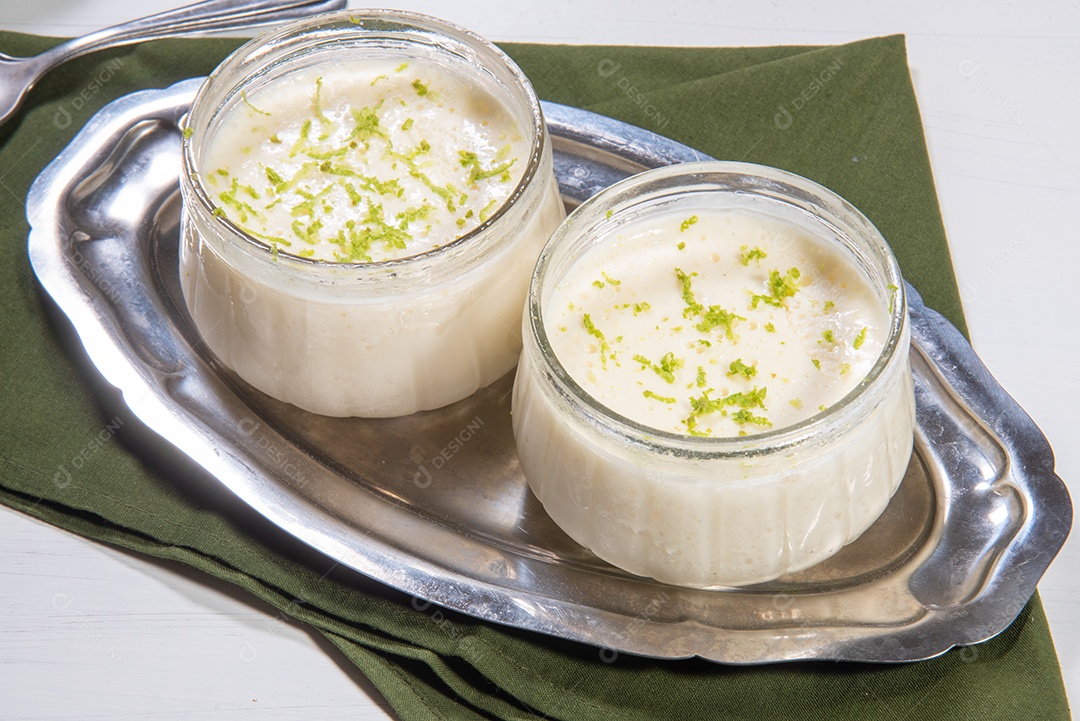 Deliciosa mousse de limão. Sobremesa refrescante e saborosa.