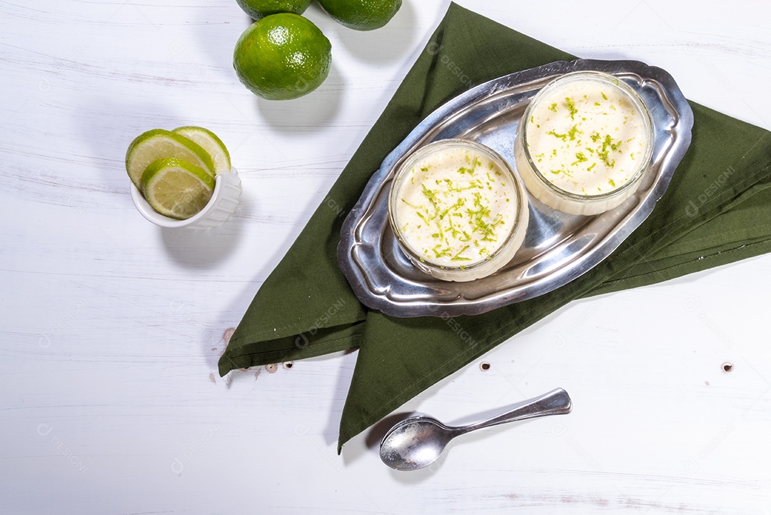 Deliciosa mousse de limão. Sobremesa refrescante e saborosa.
