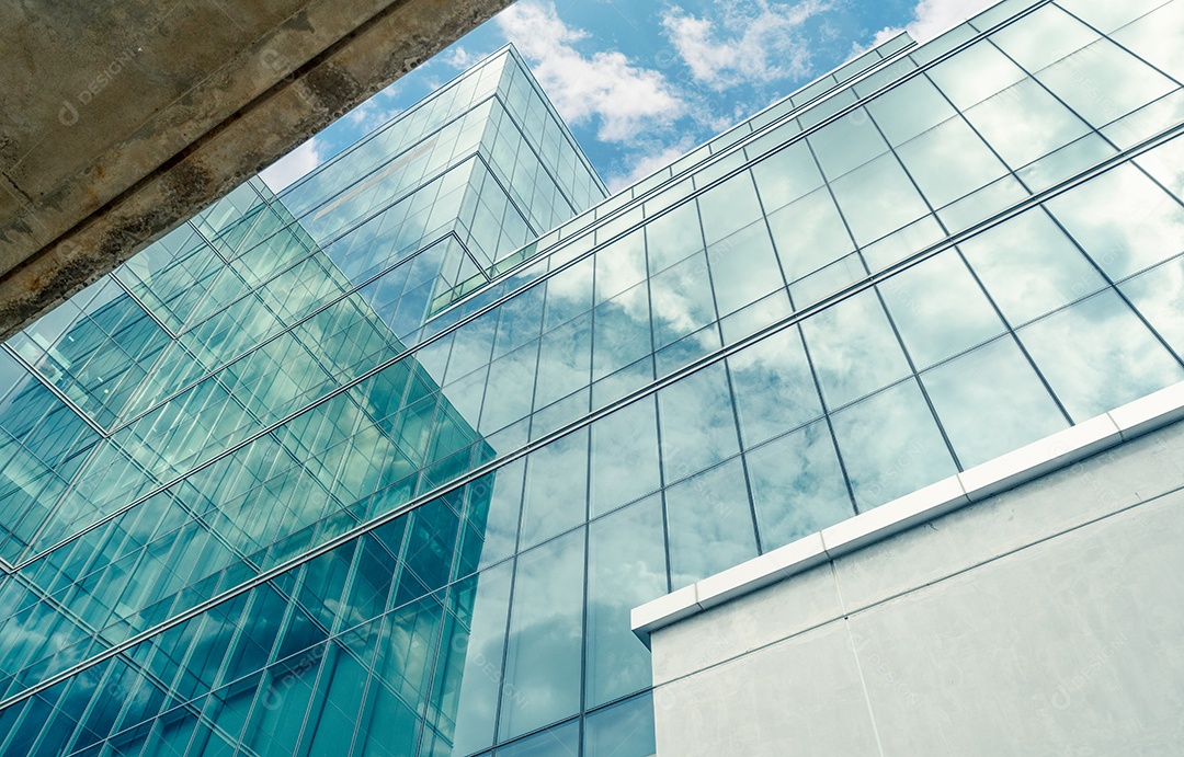 Edifício de escritórios moderno e sustentável em vidro