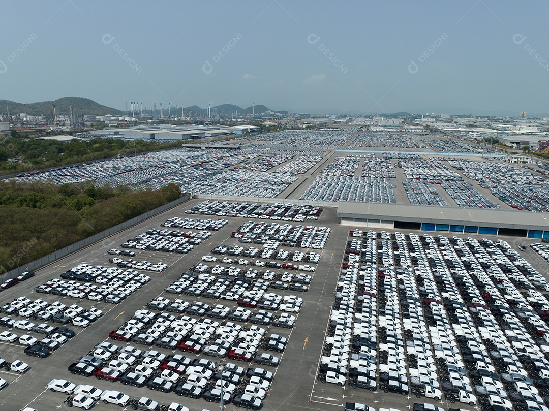 Vista aérea do estoque de carros novos no estacionamento da fábrica