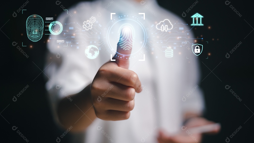 Segurança biométrica, as mulheres usam identificação de impressão digital para acessar dados financeiros pessoais.