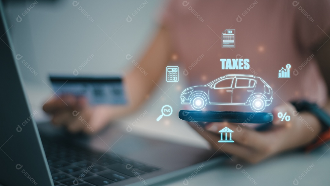 Conceito de imposto de carro. Empresária pagando imposto de carro online.