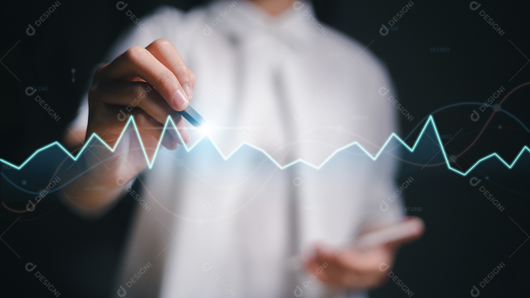 Liderança de desenvolvimento de gráfico de planejamento de alvo de mulher investidora e conceito de grupo-alvo do cliente.