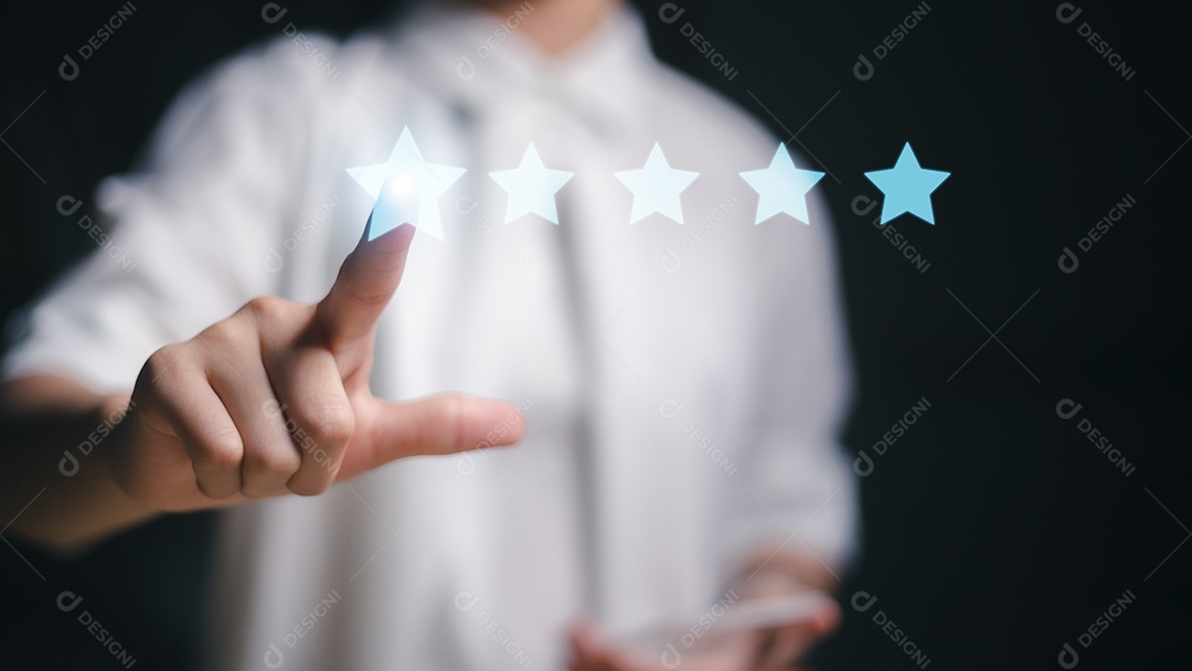 Empresária apontando cinco estrelas para aumentar. Conceito de pesquisa de feedback de satisfação de revisão do cliente.