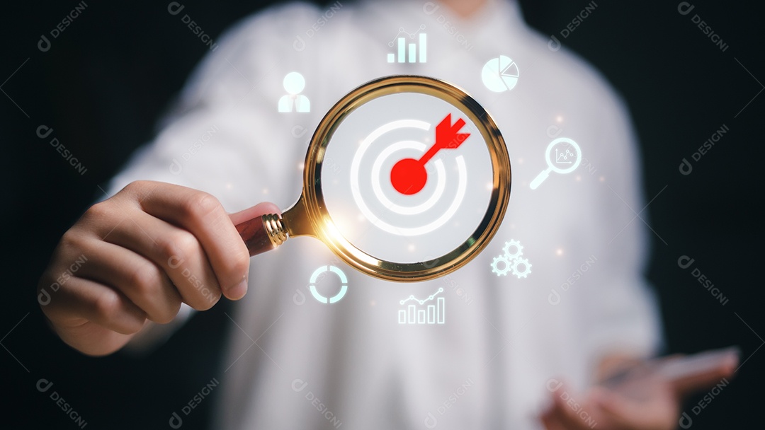 Empresária usando o foco da lupa para direcionar ícones para planejar a liderança do desenvolvimento e o conceito de grupo-alvo do cliente.