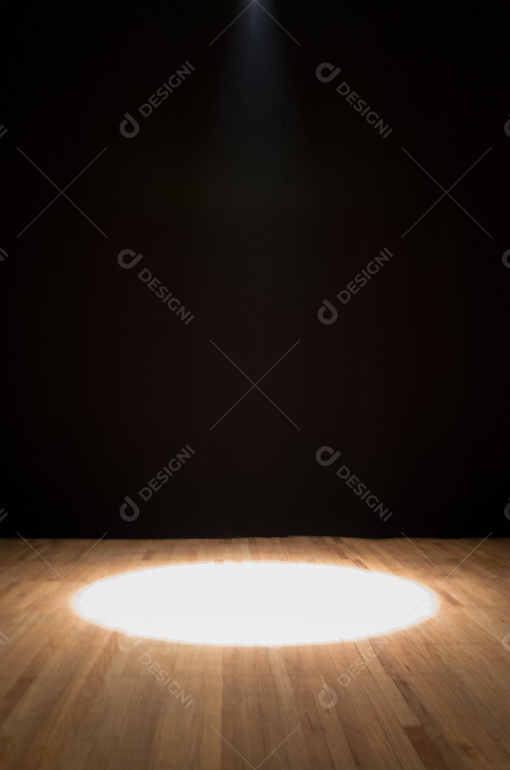 Foco único de luz em um palco de teatro sem nenhum foco de luz em um piso de madeira e fundo preto feixe de luz fechado no palco.