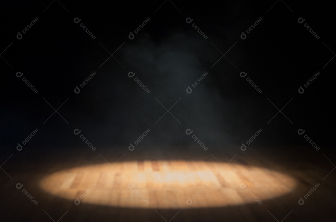 Foco único de luz em um palco de teatro sem nenhum foco de luz em um piso de madeira e fundo preto feixe de luz fechado no palco