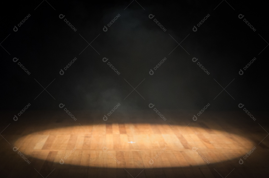 Foco único de luz em um palco de teatro sem nenhum foco de luz em um piso de madeira e fundo preto feixe de luz fechado no palco.