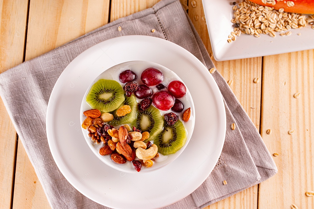 Tigela com lanche saudável de iogurte natural e frutas