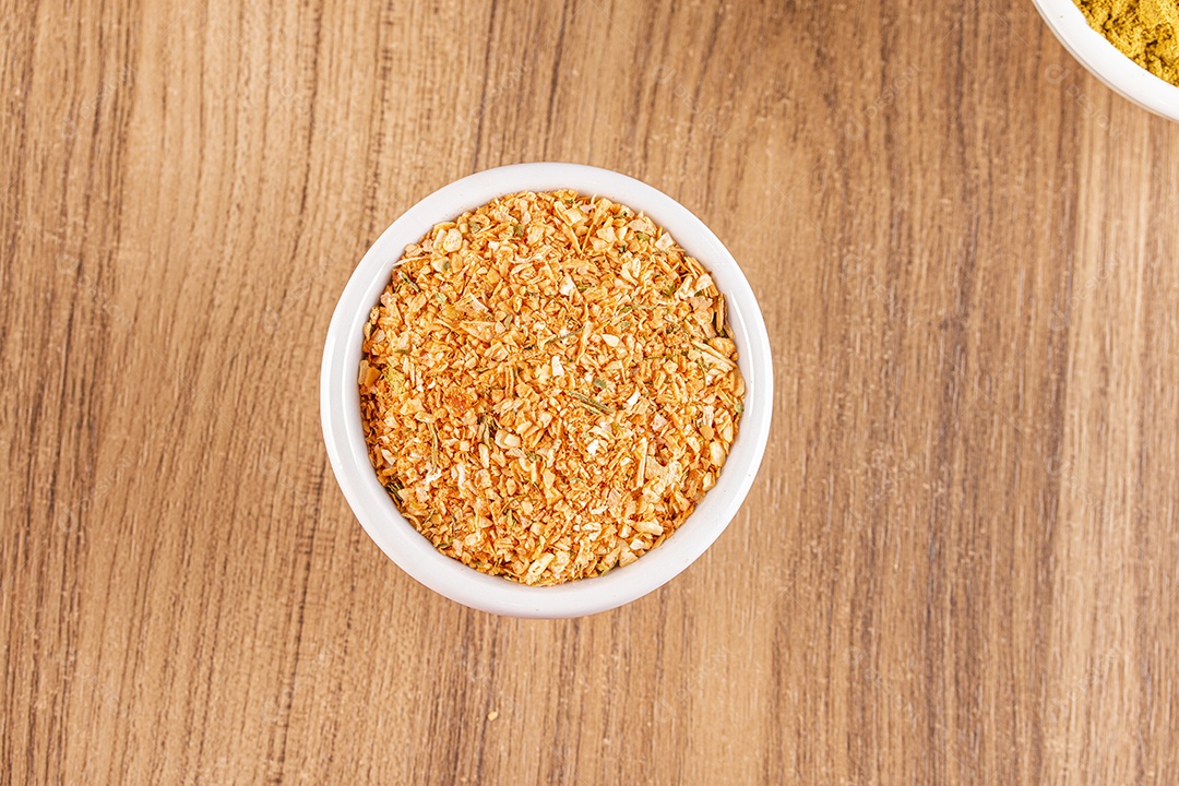 Tigela com tempero cebola,alho e salsa