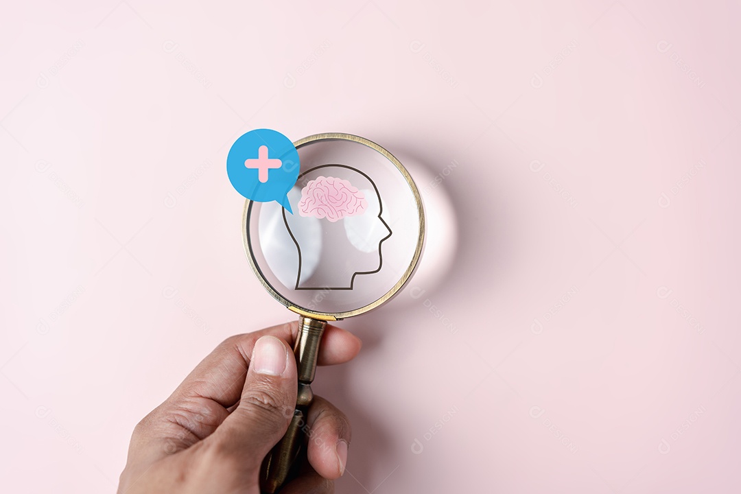 Foco da lupa no ícone do cérebro humano e conceito de pensamento positivo de sinal de adição, pensamento