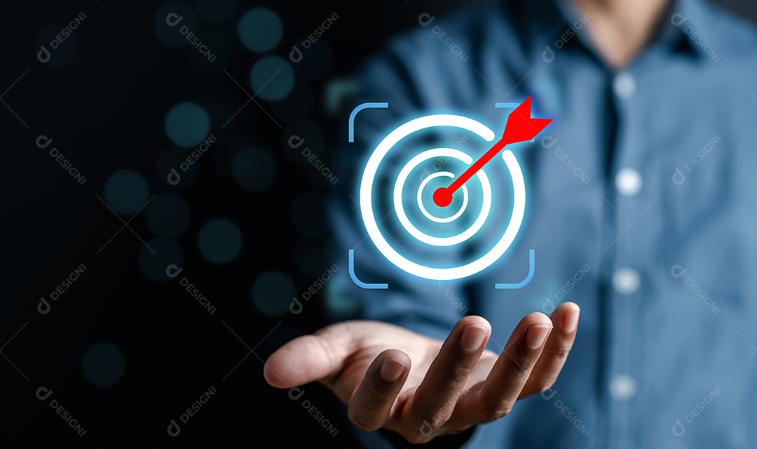 Empresário segurando ícone virtual de objetivo de negócios, planejamento de liderança de desenvolvimento