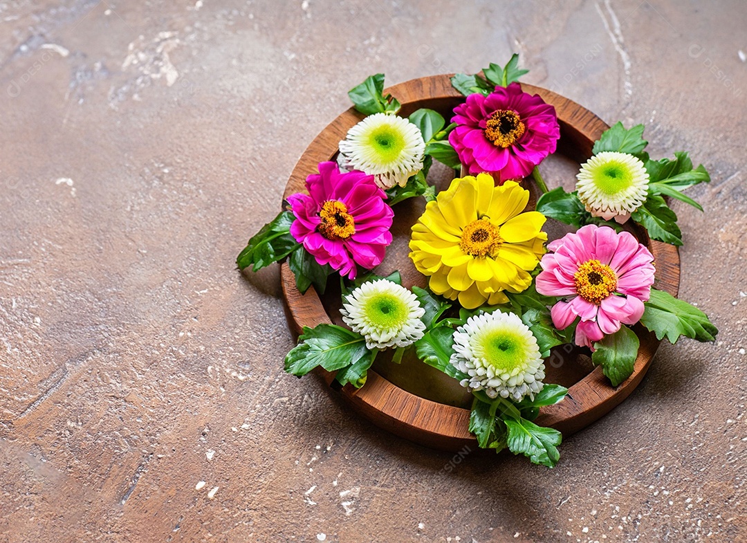 Cesta de flores rosas e amarelas
