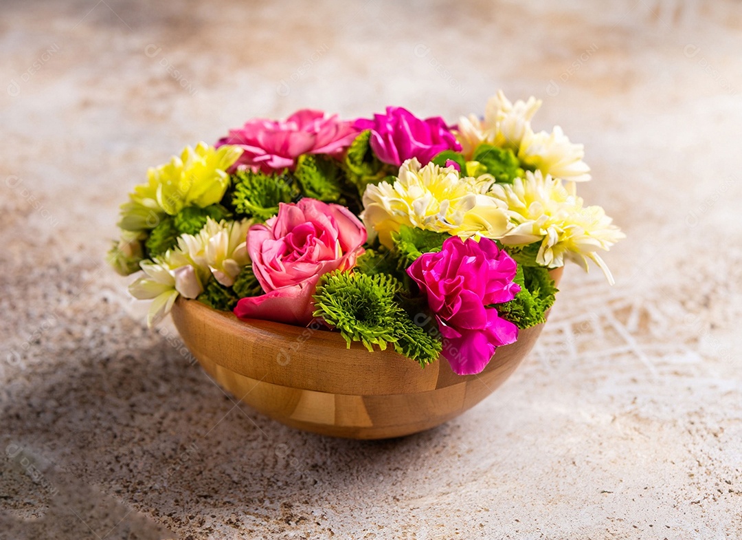 Cesta de flores rosas e amarelas