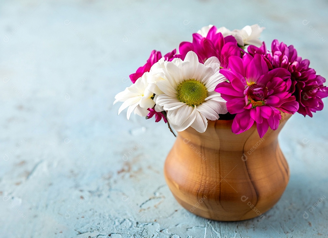 Vaso com flores coloridas rosas e brancas