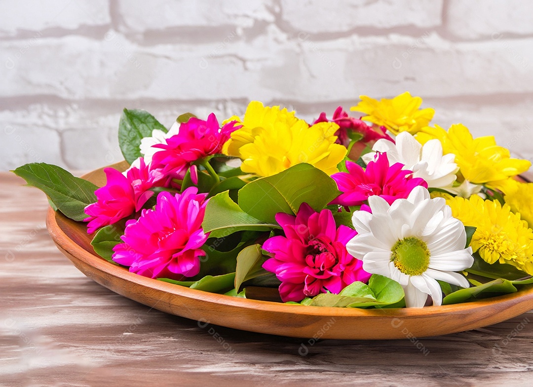 Cesta com flores coloridas rosas e amarelas