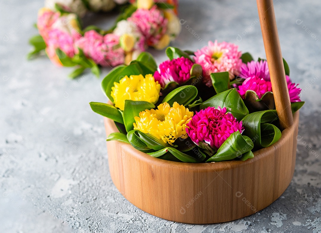 Cesta com flores coloridas rosas e amarelas