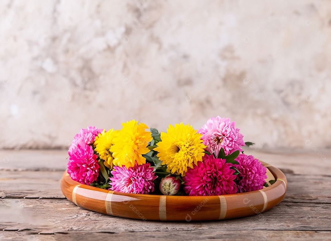 Cesta com flores coloridas rosas e amarelas