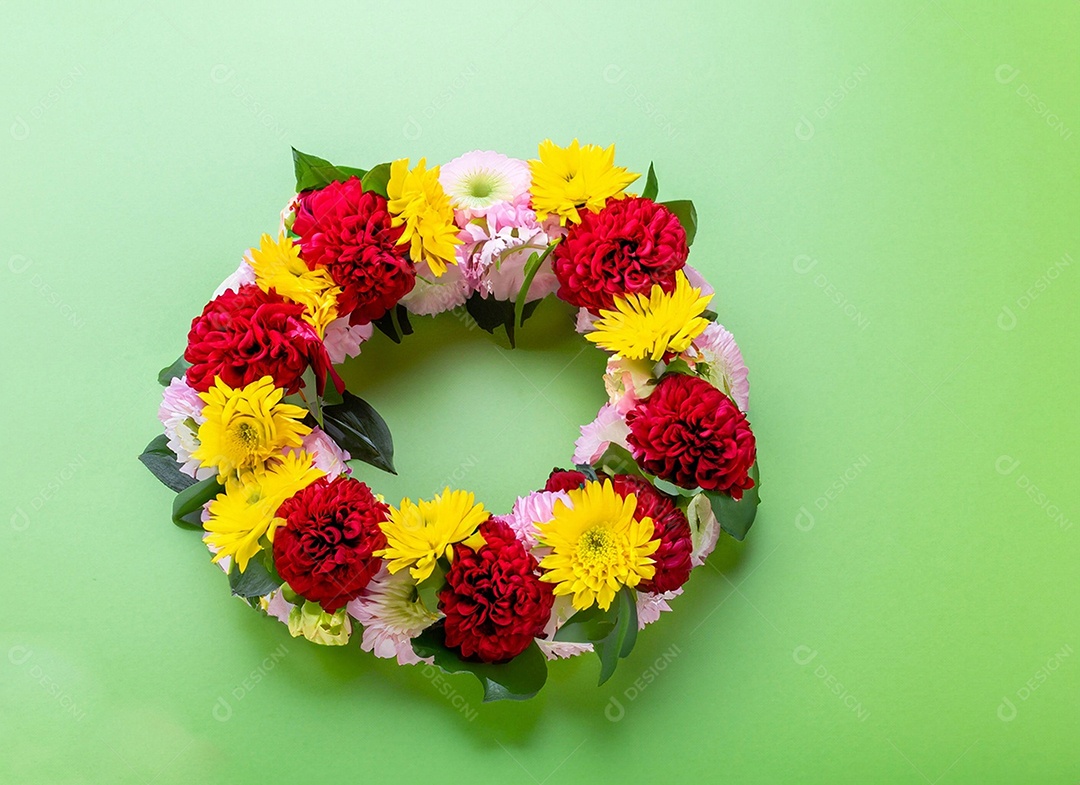 Cesta com flores coloridas vermelhas e amarelas