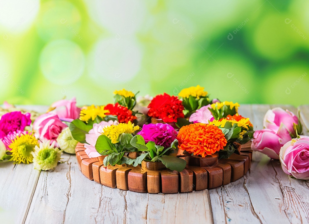 Vaso de flores amarelas e rosas