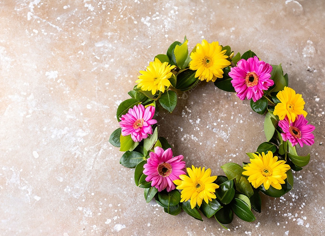 Guirlanda de flores amarelas e rosas