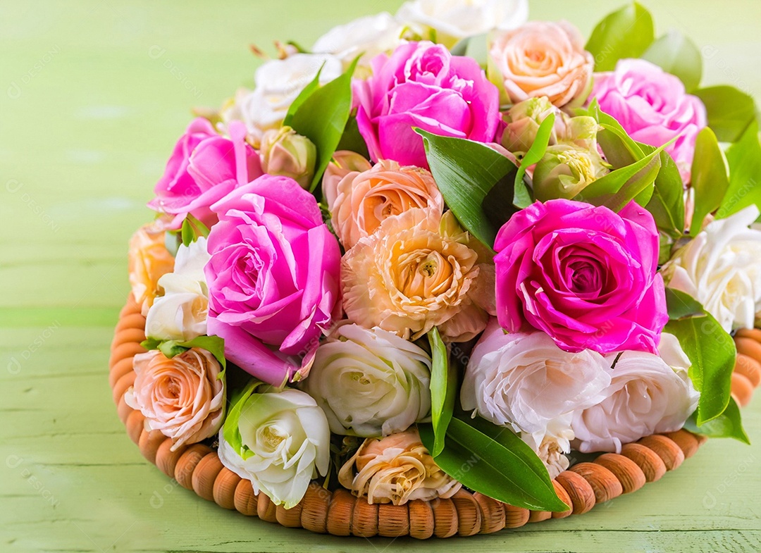 Cesta de flores rosas e brancas