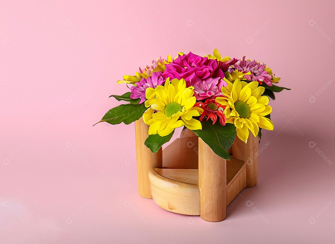 Vaso com flores amarelas e rosas