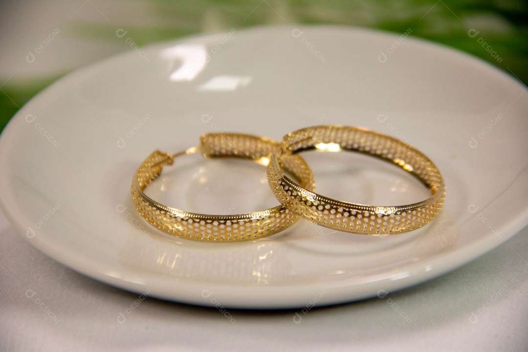 Brinco de argola dourada