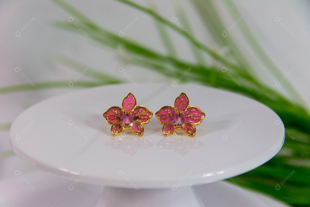 Brinco de flor rosa e dourado
