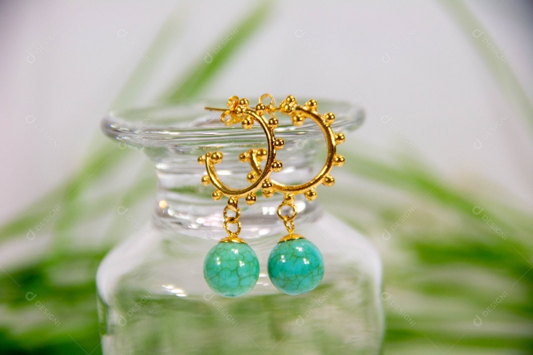 Brinco meia lua com bolinha verde