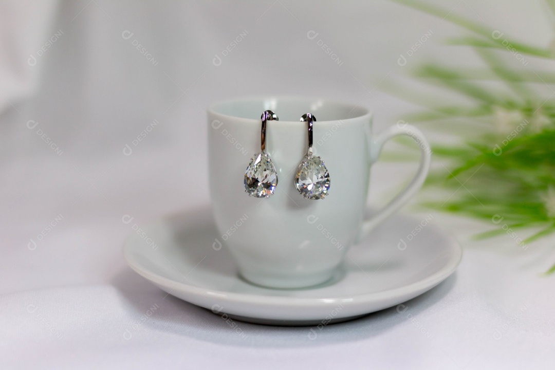 Brinco prata com pedra de cristal