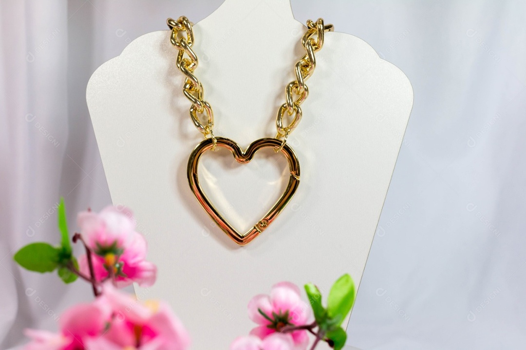 Colar de grande coração dourado