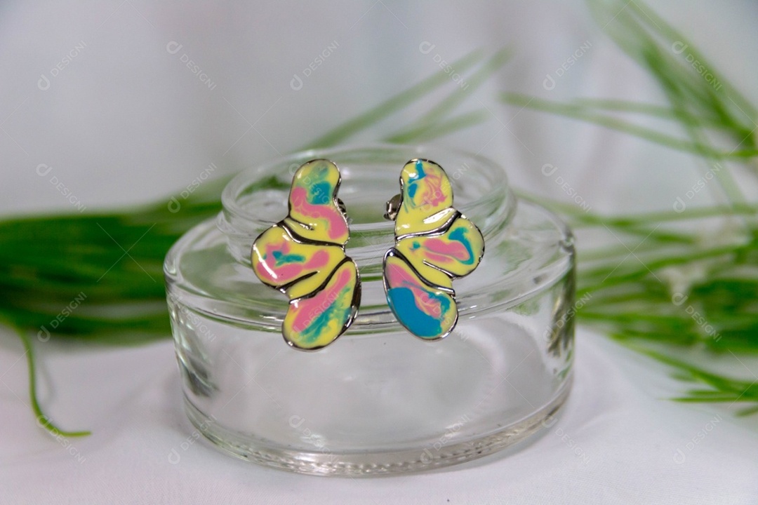 Brinco colorido detalhado em flor