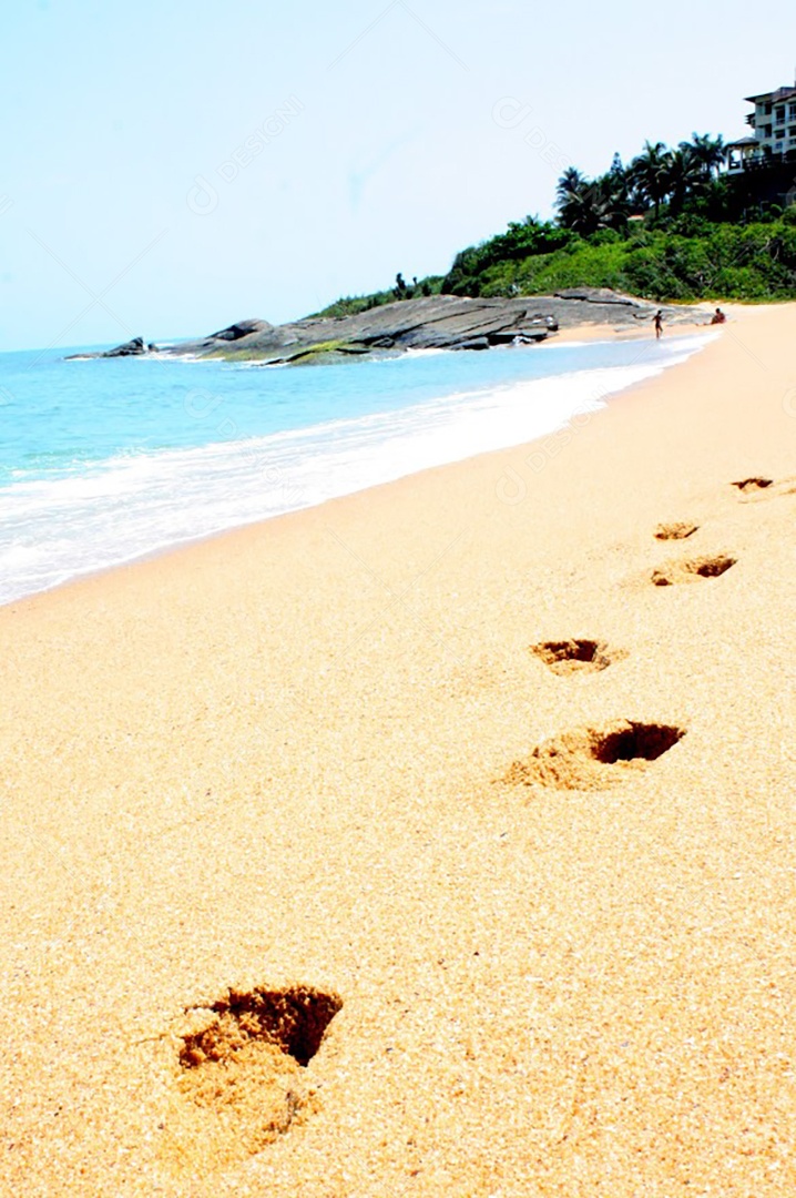 Pegadas na areia da praia