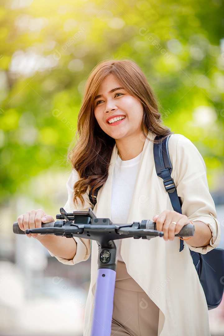 Senhora elegante de terno anda de scooter elétrica