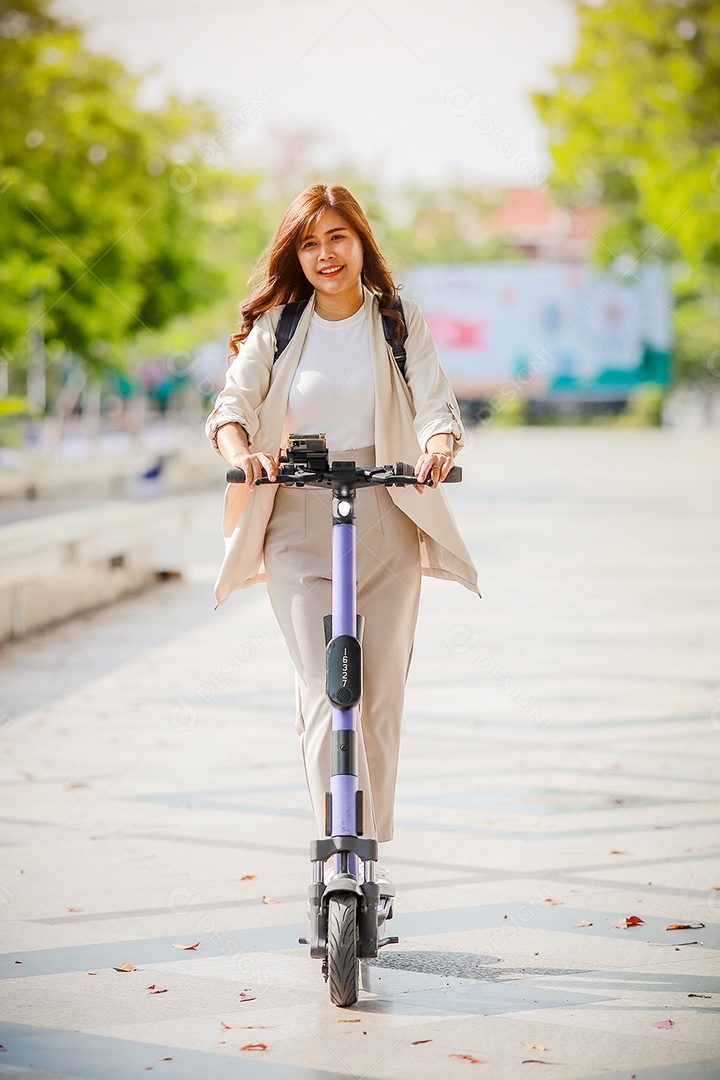 Senhora elegante de terno anda de scooter elétrica