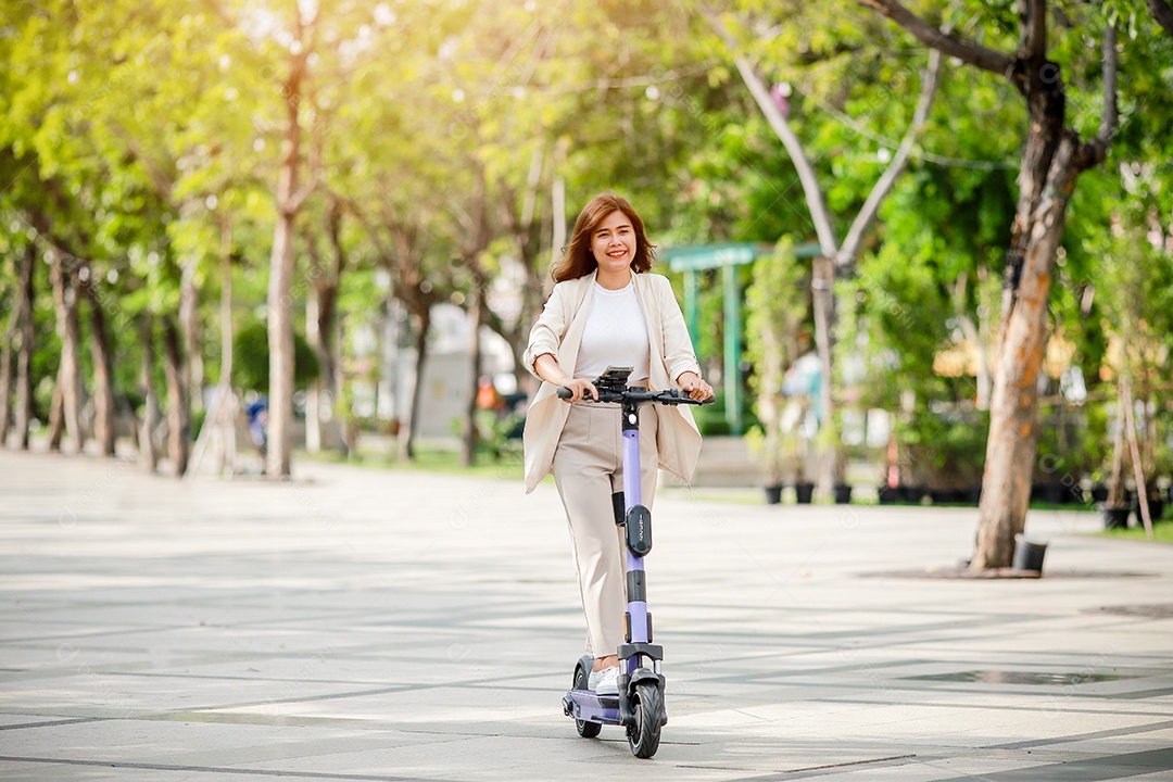 Senhora elegante de terno anda de scooter elétrica