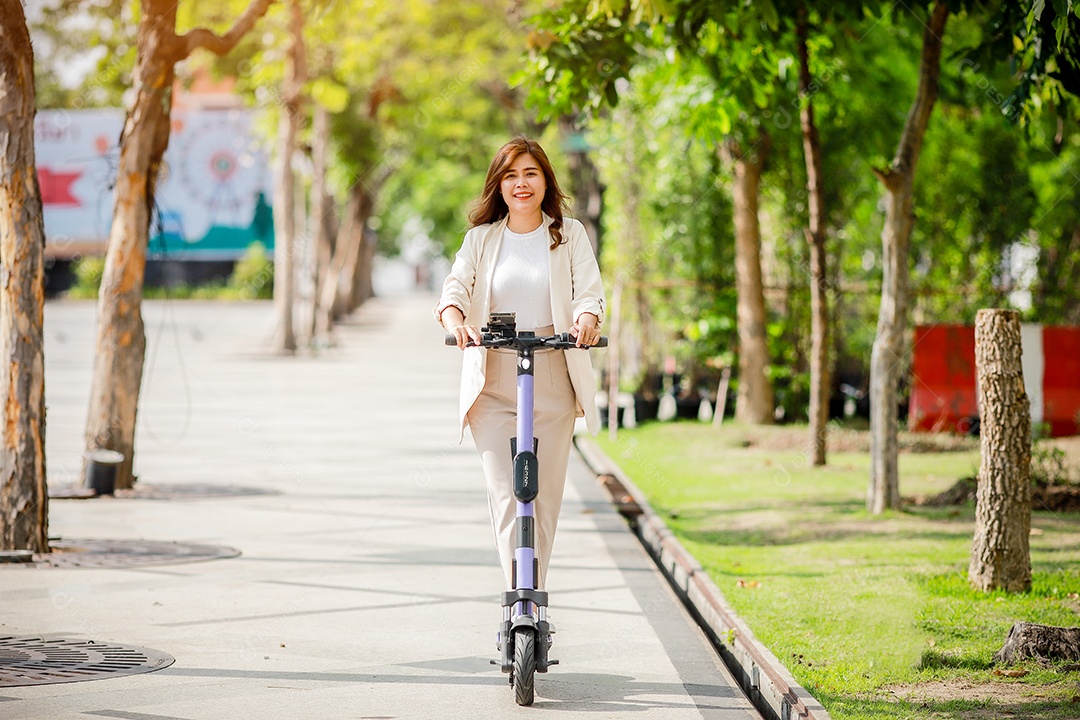 Senhora elegante de terno anda de scooter elétrica