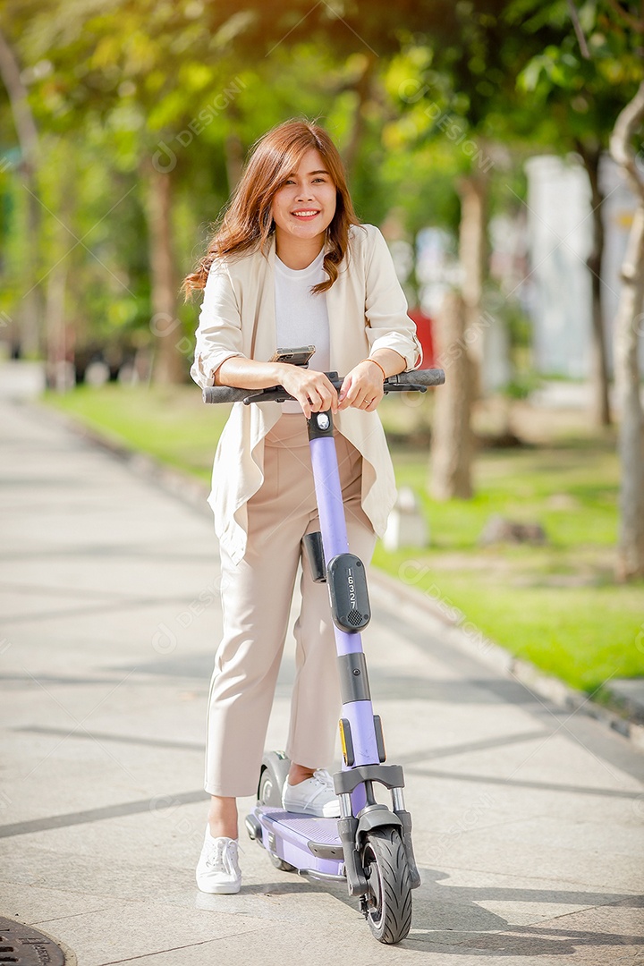 Senhora elegante de terno anda de scooter elétrica